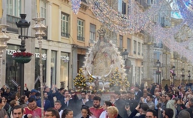 La Virgen de los Remedios a su paso por Larios./RAFAEL RODRÍGUEZ