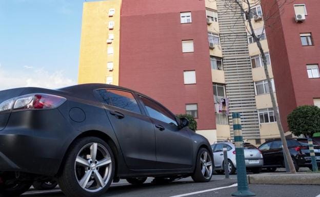 Edificio en el barrio de Montequinto de Dos Hermanas (Sevilla) donde una mujer de 31 años fue asesinada a puñaladas por su expareja este viernes.