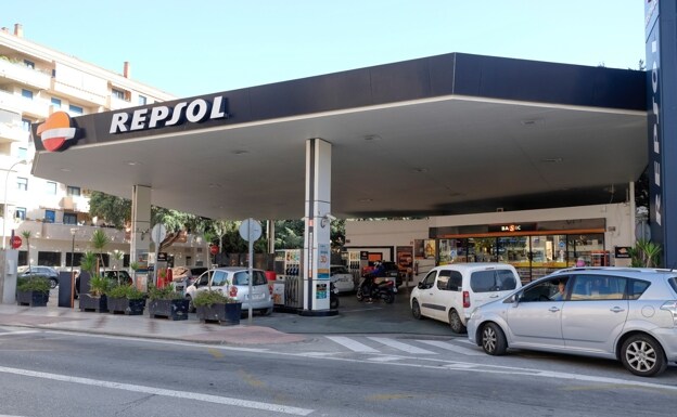 Los malagueños llenan las gasolineras para apurar la ayuda de los 20 céntimos