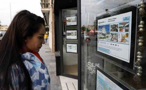 Una joven mira una casa en venta en la zona de Carranque. 