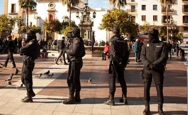 Agentes de la Policía Nacional patrulla en una plaza de Algeciras (Cádiz)./EFE