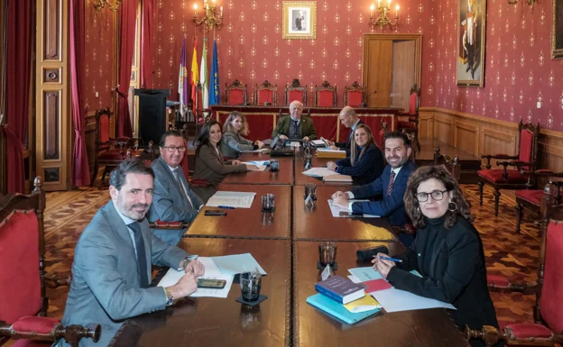 La mesa parlamentaria se reunió este jueves en Loja. 