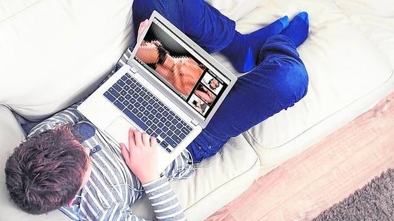 Los preadolescentes han convertido la pornografía en su primera fuente de información a la hora de iniciarse en el sexo. /